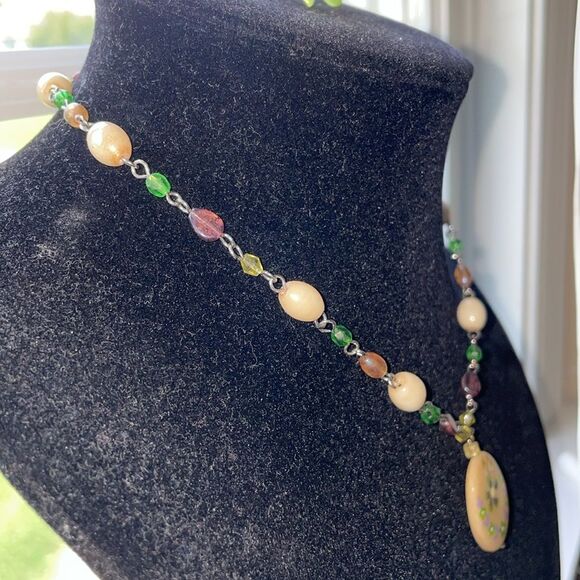 Painted flower necklace with beads on chain & iridescent green clip on earrings - Picture 8 of 10